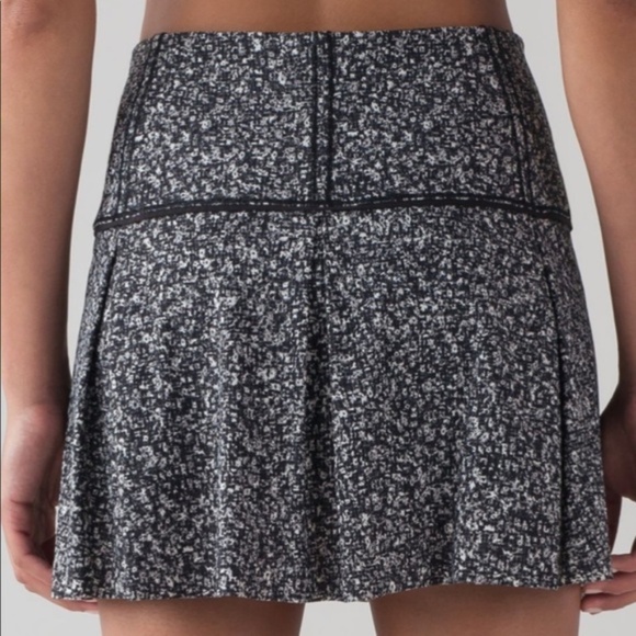 Lululemon Lost In Pace Skirt Regular 13" Daisy Dust Alpine White Black SZ 6 - Picture 8 of 9